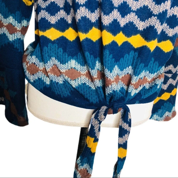 Hopely top Aztec design.Multi colors.Bell sleeves - Picture 4 of 7